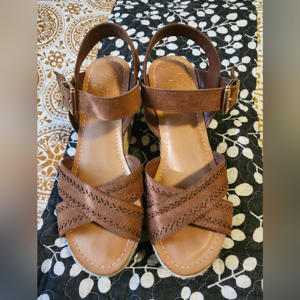 EUC Fergie Sandals size 7